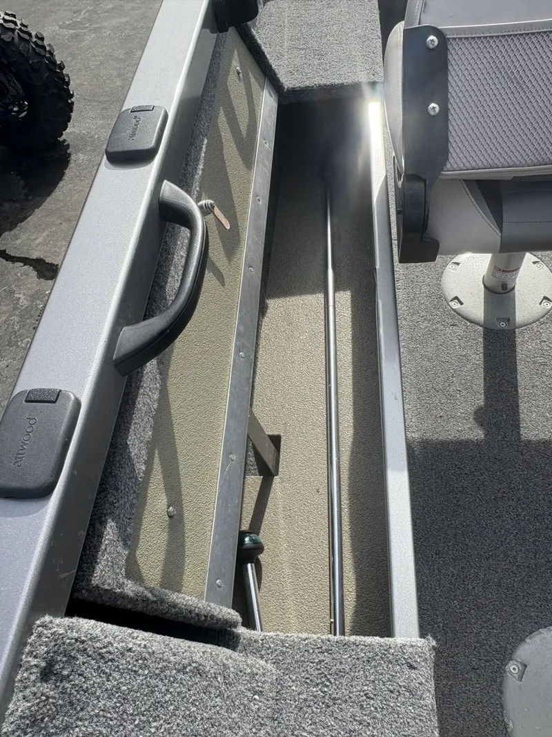 Slide: The Image of Crestliner Fish Hawk 1600 2010 - 18