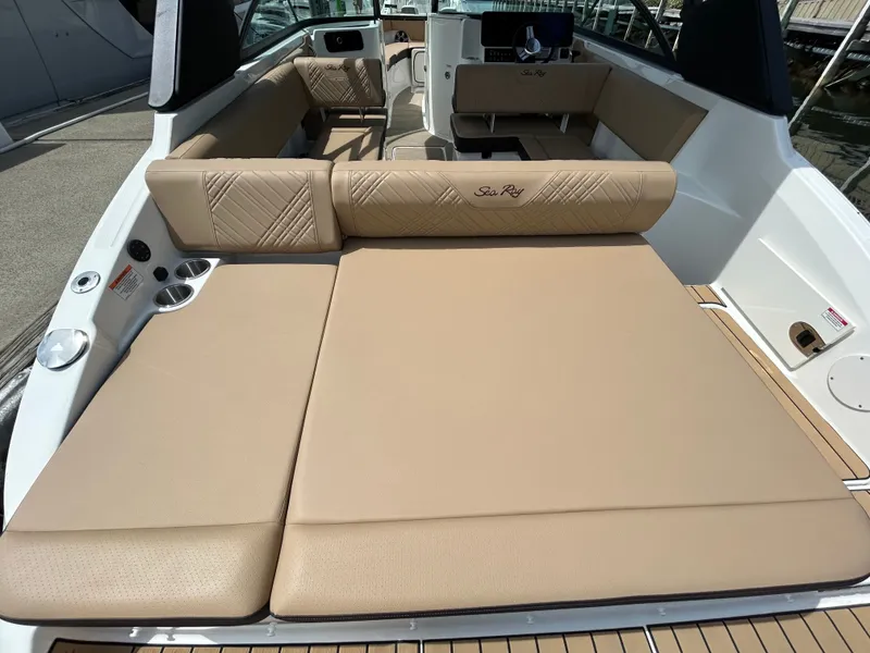 Slide: The Image of Sea Ray SDX 250 Outboard 2026 - 11