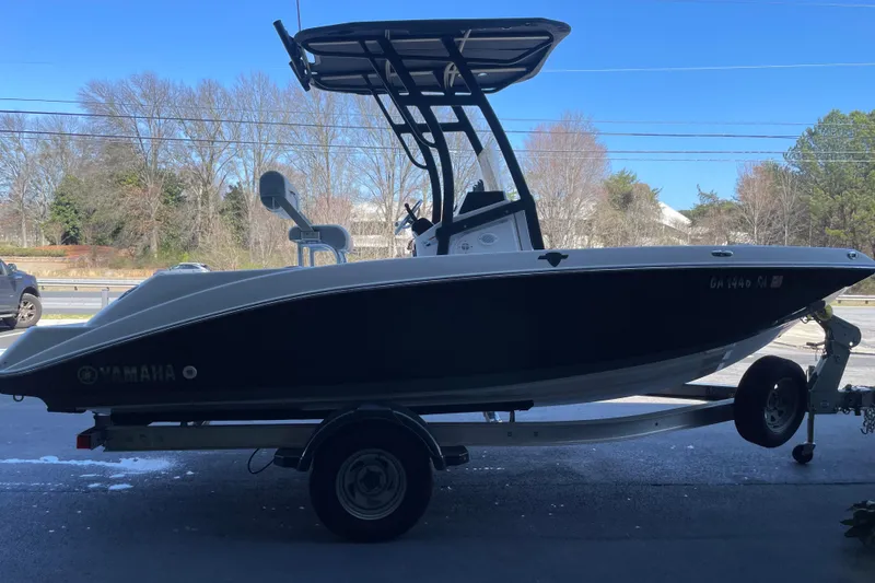 Slide: The Image of 2021 Yamaha Boats 195 FSH Sport on trailer, parked outdoors. - 11
