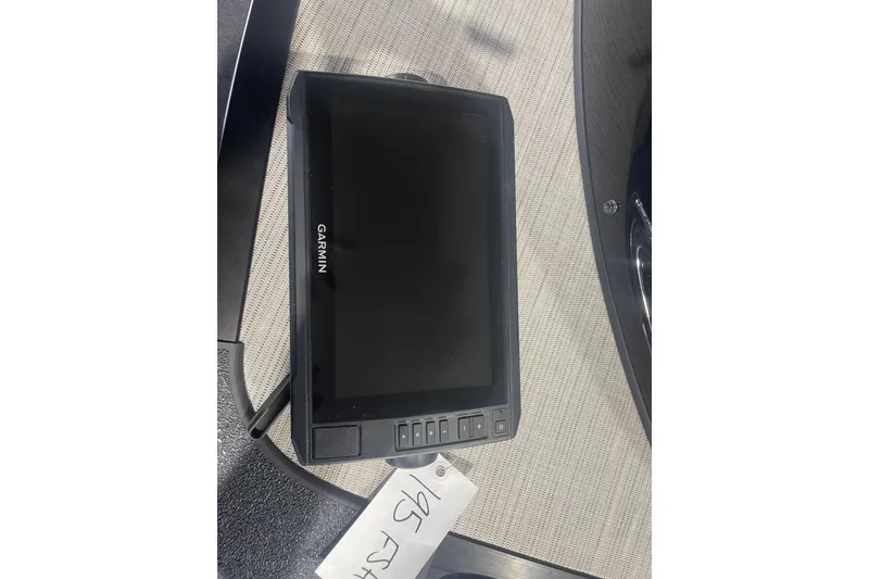 Slide: The Image of Garmin display on 2021 Yamaha Boats 195 FSH Sport dashboard. - 32