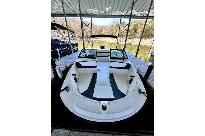 The Image of 2015 Sea Ray 21 SPX OB boat docked under a covered area. - 0