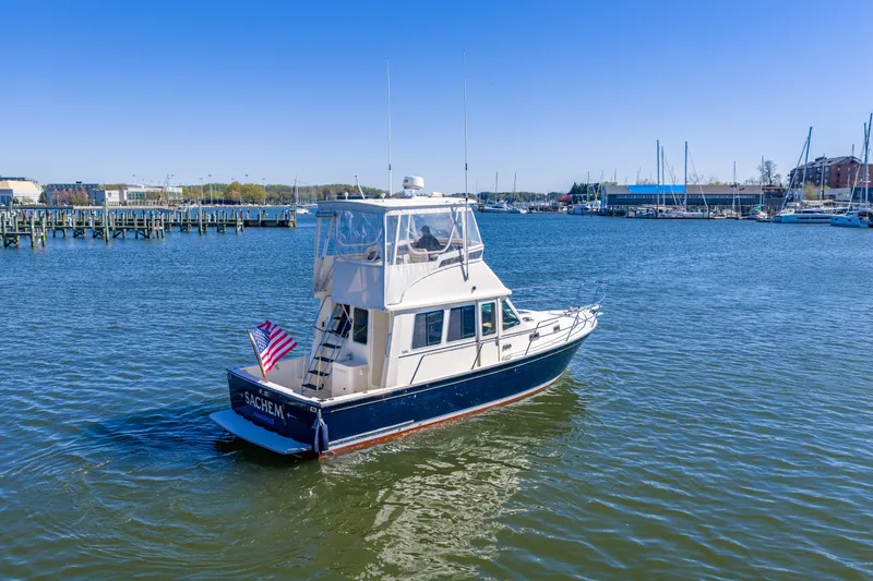 Slide: The Image of 2006 Sabreline 36 Fly yacht cruising in a marina with clear blue skies. - 121