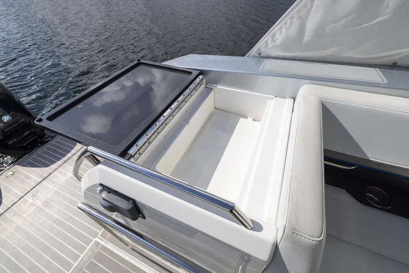 Slide: The Image of 2019 Formula 430 Super Sport Crossover boat seating and storage area. - 23