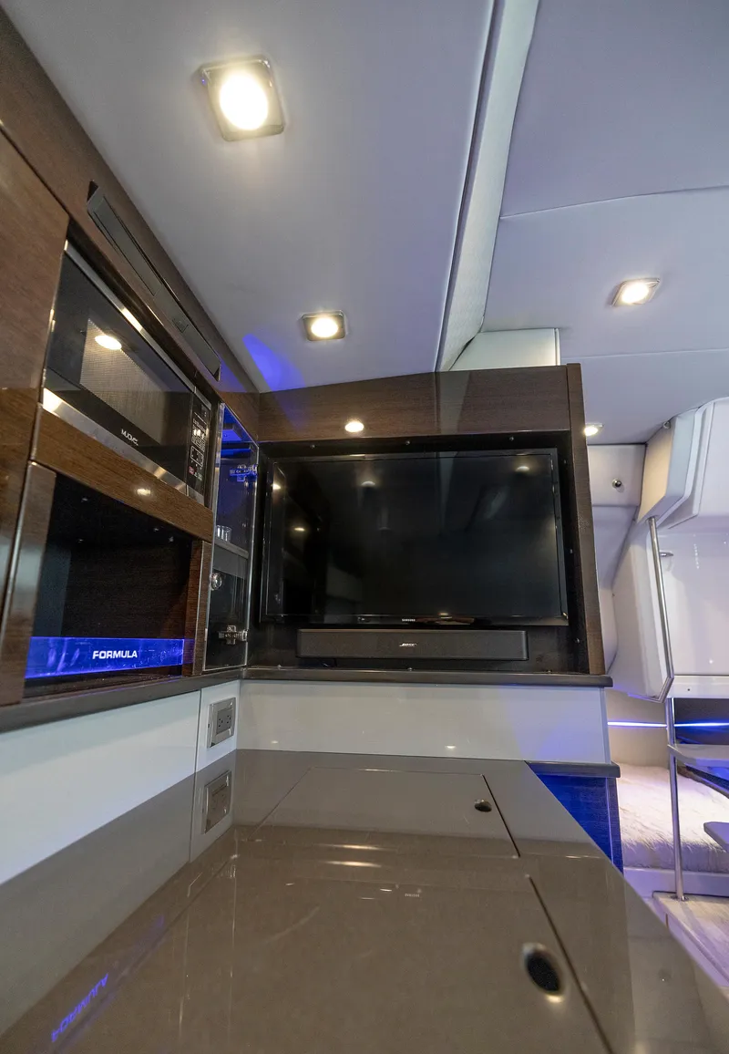 Slide: The Image of Formula 430 Super Sport Crossover 2019 - 52