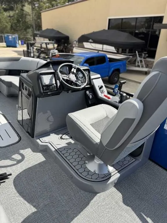 Slide: The Image of Veranda VR 235L 2026 - 16