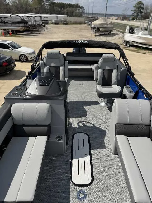 Slide: The Image of Veranda VR 235L 2026 - 23