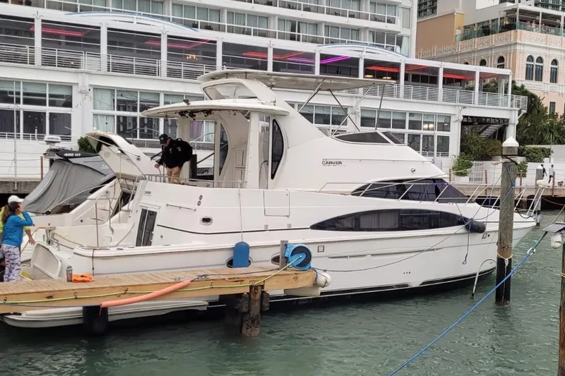 The Image of Carver Yachts 444 Cockpit Motor Yacht 2004 - undefined