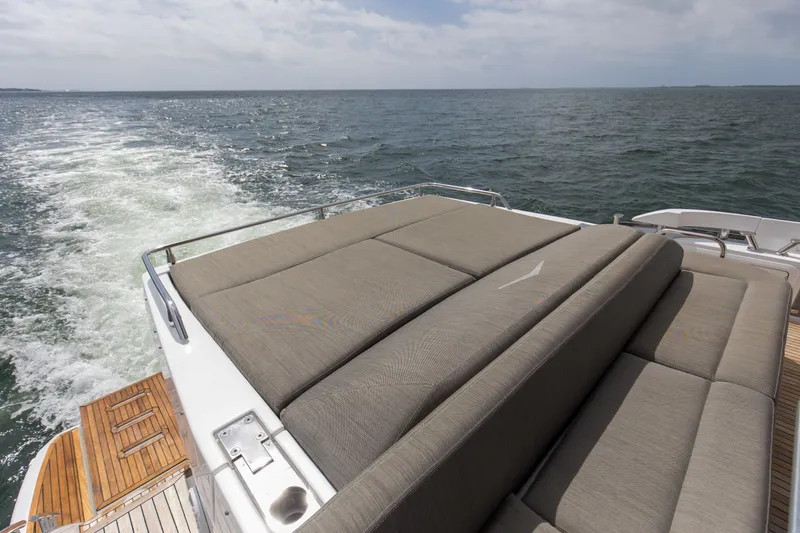 Slide: The Image of Azimut S6 2020 - 21