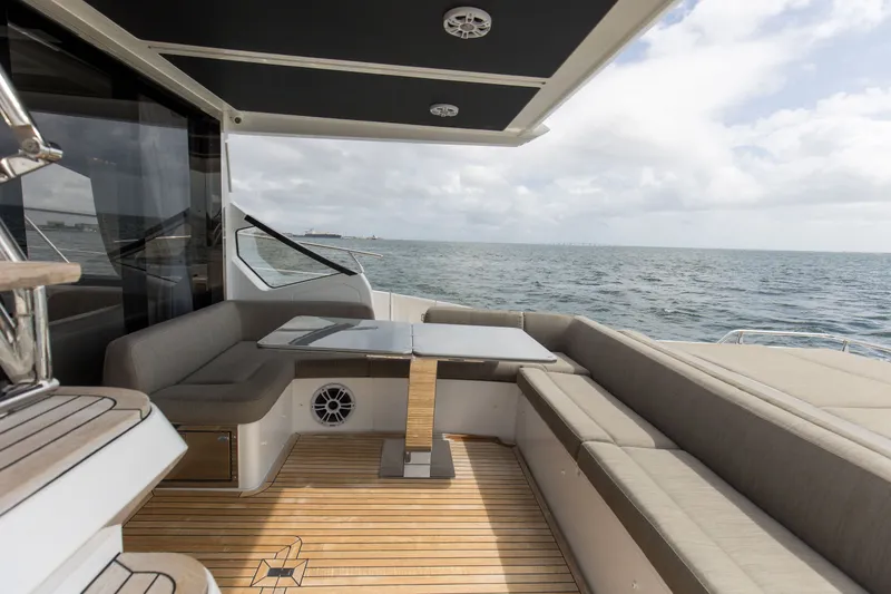 Slide: The Image of Azimut S6 2020 - 23