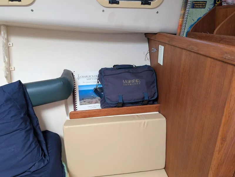 Slide: The Image of Mainship Pilot 30 2000 - 5