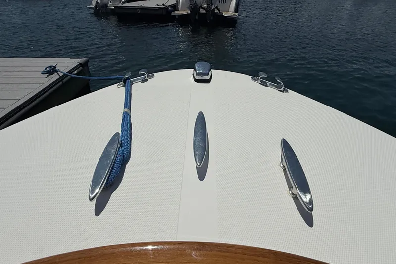 Slide: The Image of 2017 Vanquish Bristol Harbor 23 CC boat bow with cleats and blue rope. - 16
