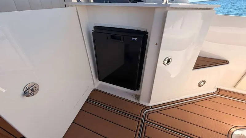 Slide: The Image of 2010 Sea Ray Sundancer 310 with built-in refrigerator. - 16