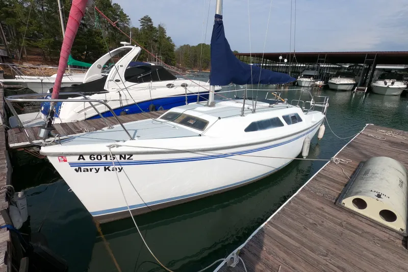 The Image of White 1998 Catalina 250 sailboat docked at marina with other boats. - 0
