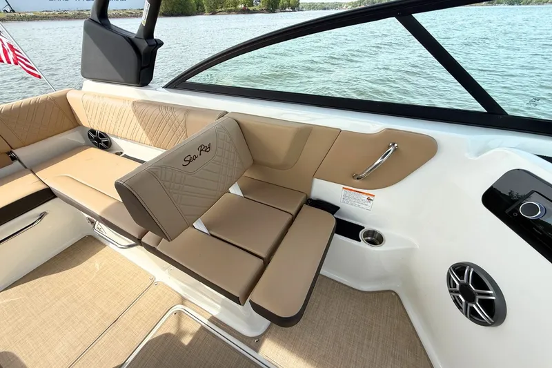 Slide: The Image of Sea Ray SDX 250 2026 - 13