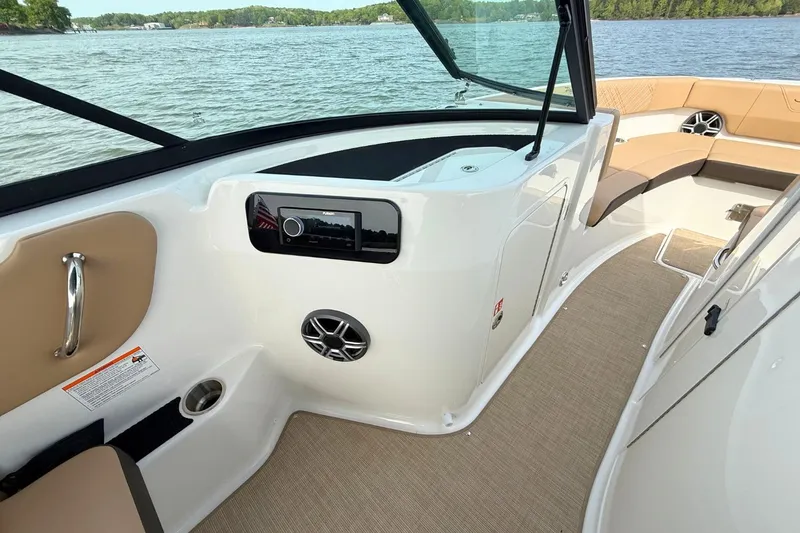 Slide: The Image of Sea Ray SDX 250 2026 - 15