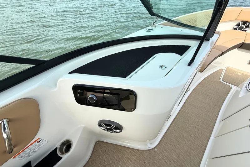 Slide: The Image of Sea Ray SDX 250 2026 - 16