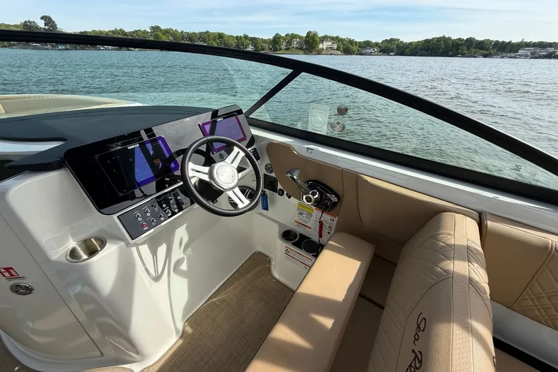 Slide: The Image of Sea Ray SDX 250 2026 - 18
