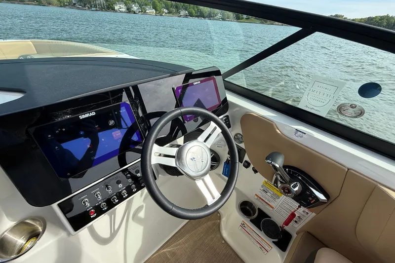 Slide: The Image of Sea Ray SDX 250 2026 - 19