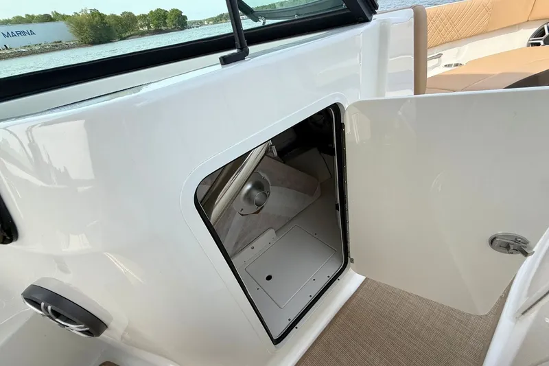 Slide: The Image of Sea Ray SDX 250 2026 - 24