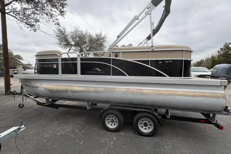 Slide: The Image of 2015 Bennington 20 SLMX pontoon boat on trailer, parked outdoors. - 5