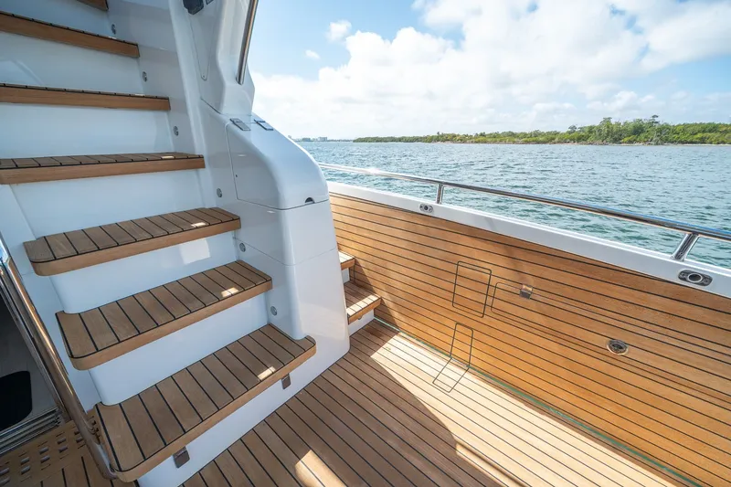 Slide: The Image of Schaefer 660 2021 - 81