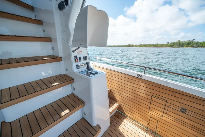 Slide: The Image of Schaefer 660 2021 - 82