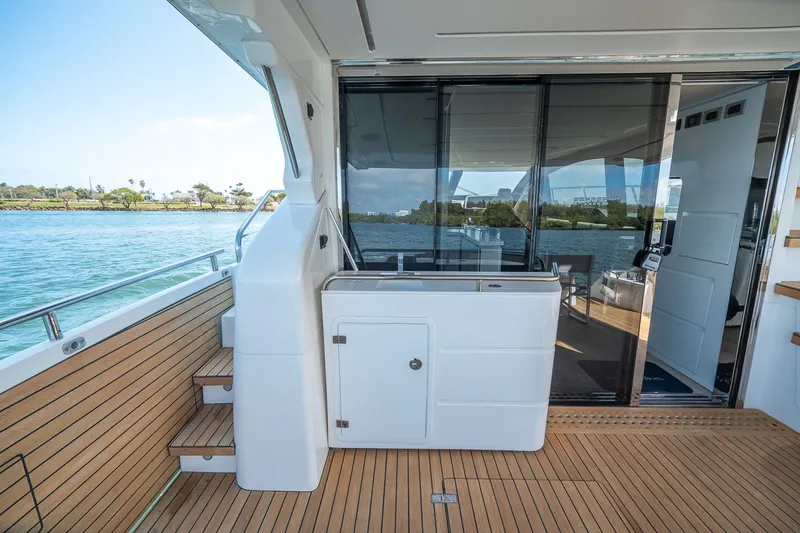 Slide: The Image of Schaefer 660 2021 - 87