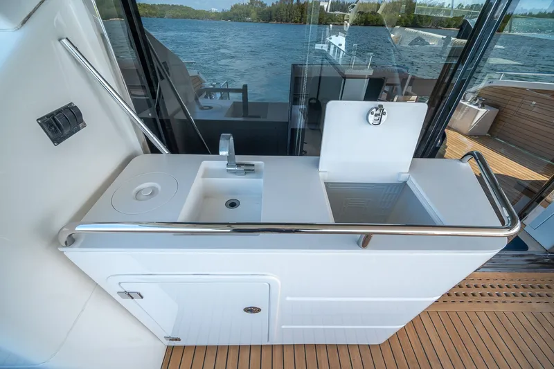 Slide: The Image of Schaefer 660 2021 - 88