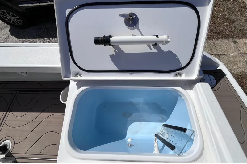 Slide: The Image of Open livewell on 2016 Crevalle 26 Bay boat. - 44