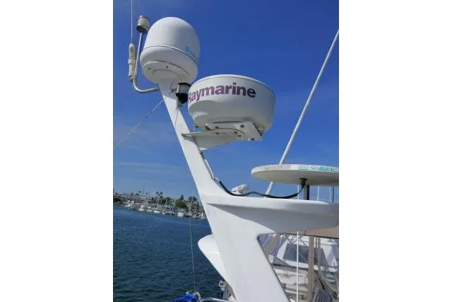 Slide: The Image of Radar equipment on a 1986 Ocean Alexander 39 Sedan yacht against a clear blue sky. - 53
