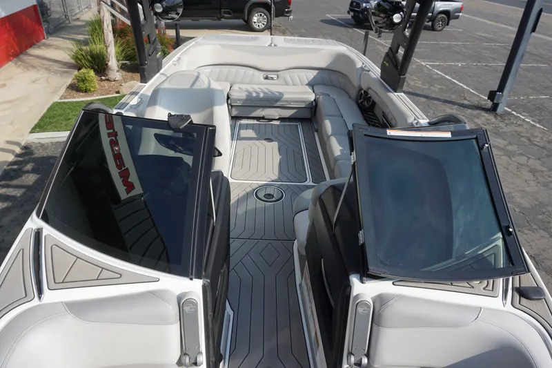 Slide: The Image of Malibu Wakesetter 25 LSV 2018 - 12