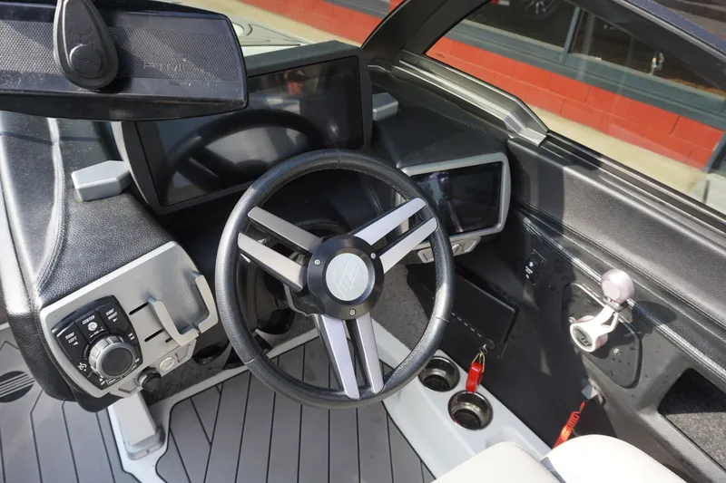 Slide: The Image of Malibu Wakesetter 25 LSV 2018 - 20