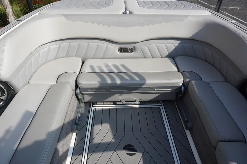 Slide: The Image of Malibu Wakesetter 25 LSV 2018 - 27