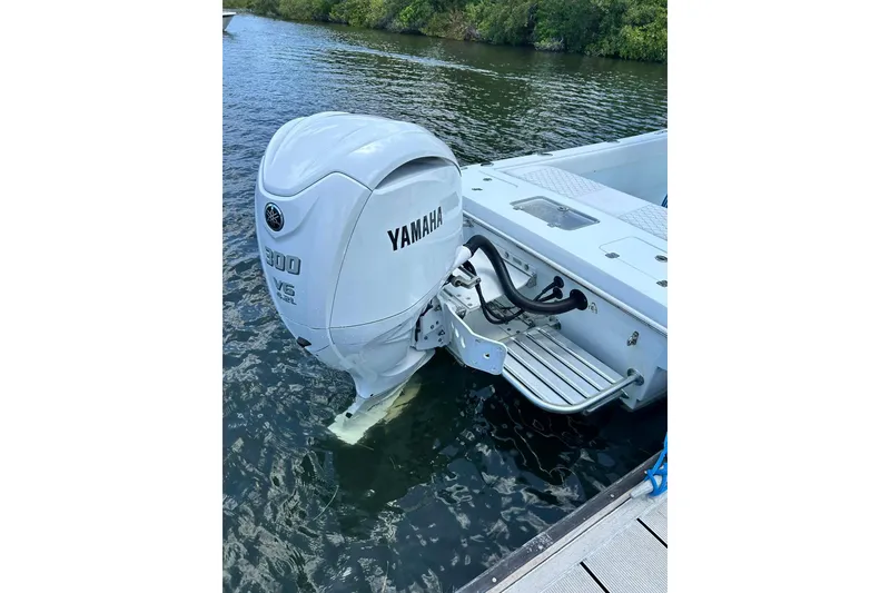 Slide: The Image of 2014 Andros Tarpon 26 with Yamaha 300 V6 outboard engine on water. - 19