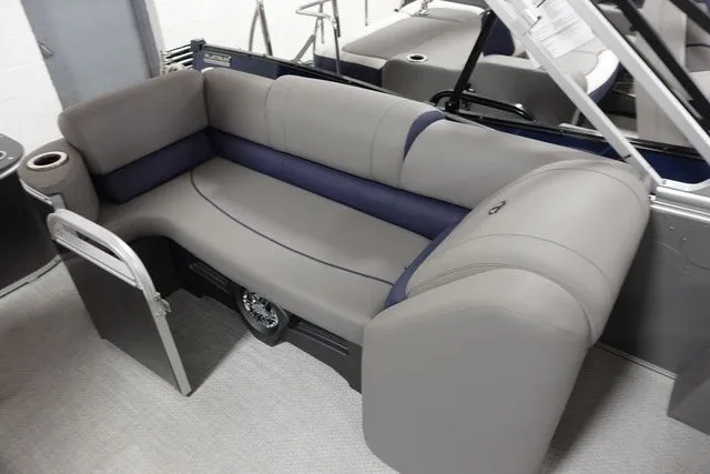 Slide: The Image of Tahoe Cascade Quad Lounger 23 FT 2023 - 13