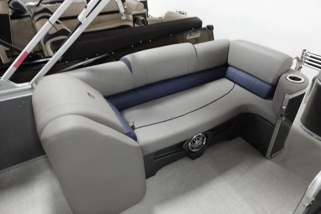 Slide: The Image of Tahoe Cascade Quad Lounger 23 FT 2023 - 14