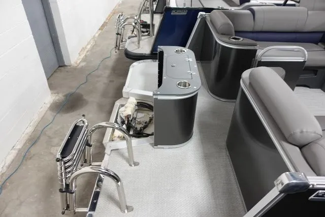 Slide: The Image of Tahoe Cascade Quad Lounger 23 FT 2023 - 15