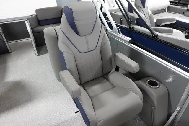 Slide: The Image of Tahoe Cascade Quad Lounger 23 FT 2023 - 9