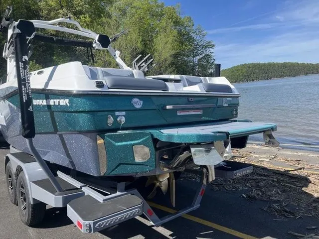 Slide: The Image of Malibu Wakesetter 23 LSV 2025 - 8