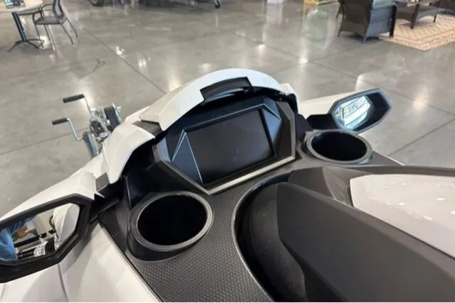 Slide: The Image of Yamaha FX CRUISER SVHO W/AUDIO-WHITE 2025 - 70