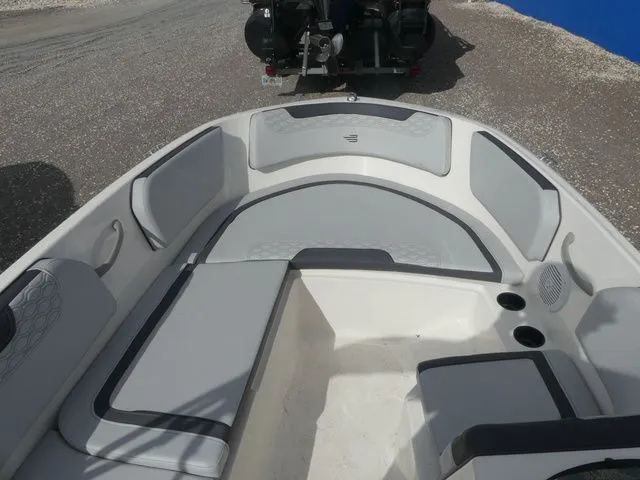 Slide: The Image of Bayliner M15 2024 - 11