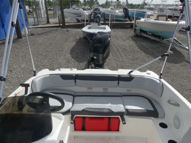 Slide: The Image of Bayliner M15 2024 - 12