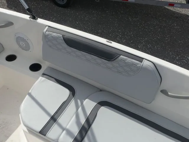 Slide: The Image of Bayliner M15 2024 - 13