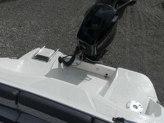 Slide: The Image of Bayliner M15 2024 - 14