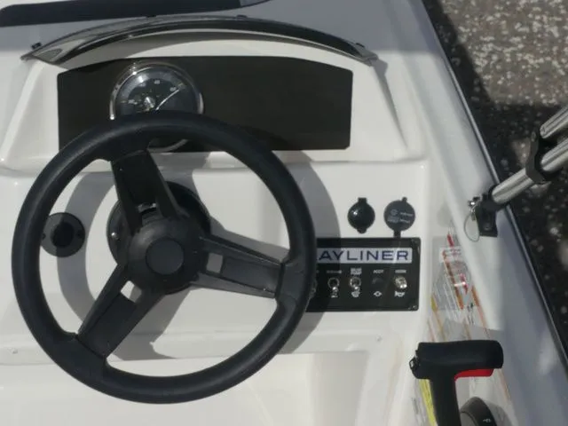 Slide: The Image of Bayliner M15 2024 - 15