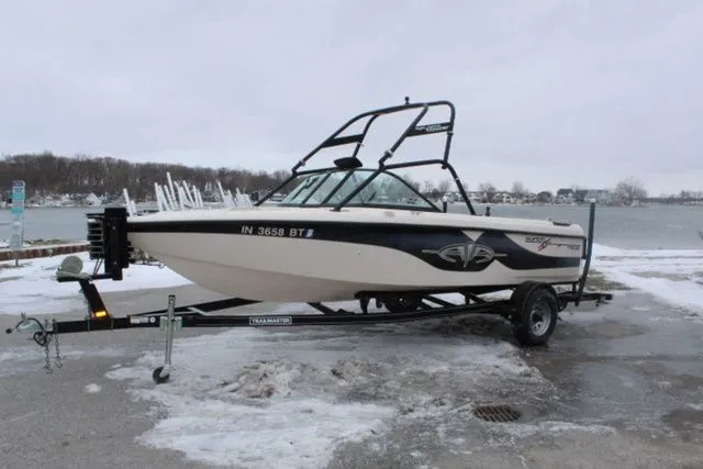 The Image of Nautique Super Air Nautique 210 2001 - 1