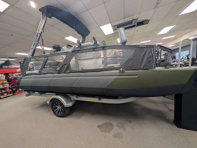 The Image of Sea-Doo Switch Fish™ 21 - 230 hp Galvanized 2026 - 1