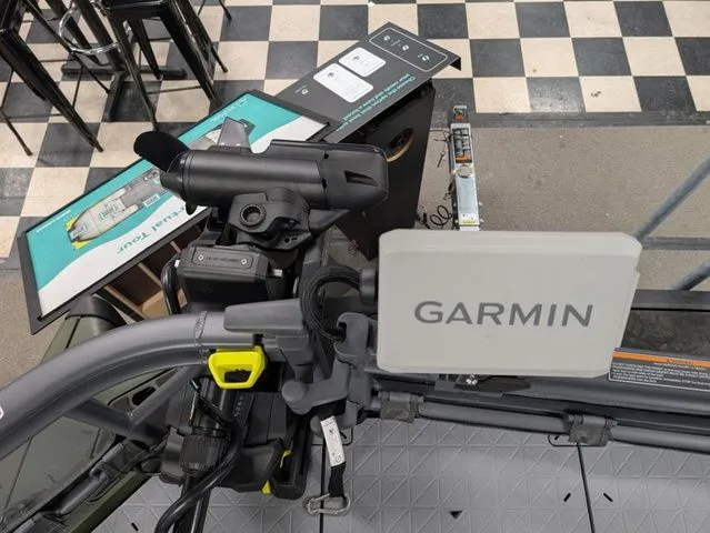 Slide: The Image of Sea-Doo Switch Fish™ 21 - 230 hp Galvanized 2026 - 10