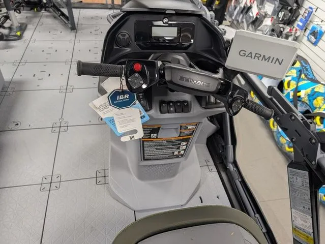 Slide: The Image of Sea-Doo Switch Fish™ 21 - 230 hp Galvanized 2026 - 12