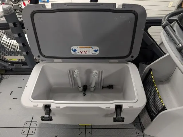 Slide: The Image of Sea-Doo Switch Fish™ 21 - 230 hp Galvanized 2026 - 8